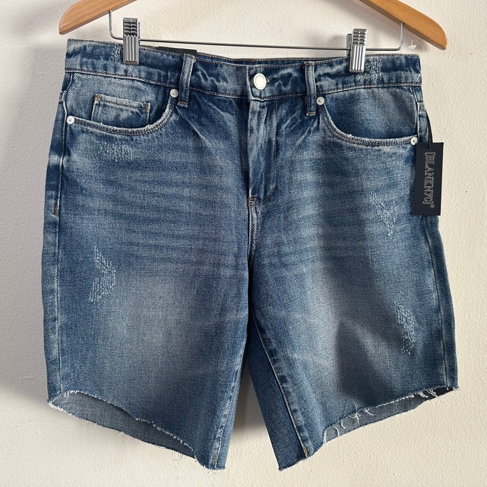 BLANK NYC Tomboy Medium Wash Denim Shorts - Mid Thigh SIZE 29 8 MEDIUM Versatile